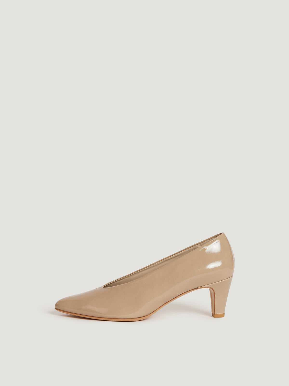 Beige patent leather pumps | Rouje • Rouje Paris