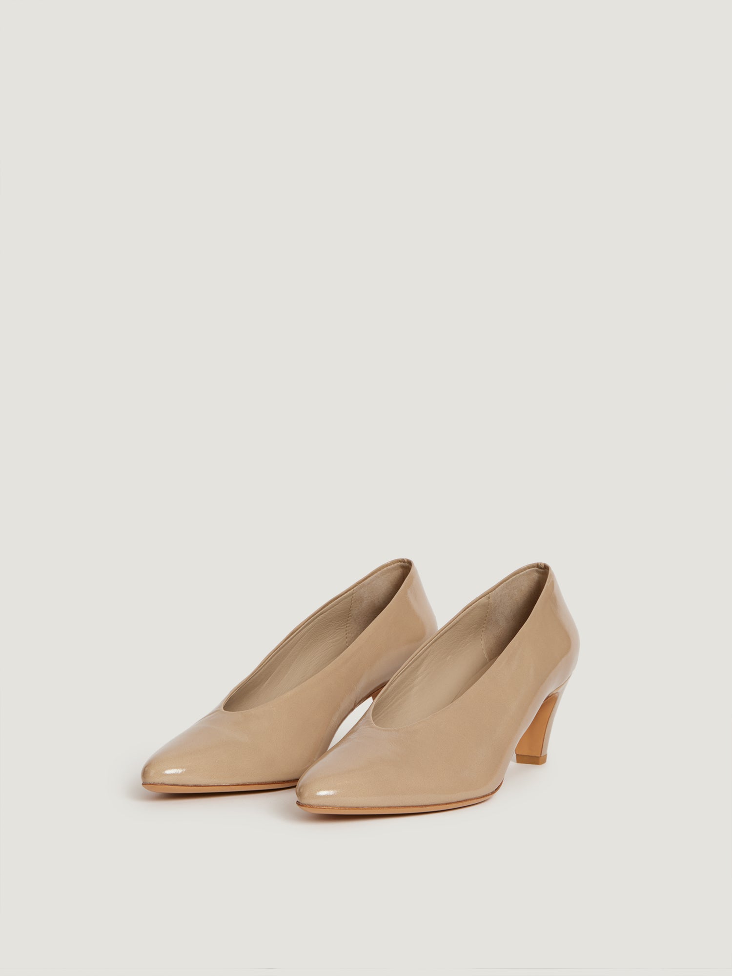 Beige patent leather pumps | Rouje • Rouje Paris